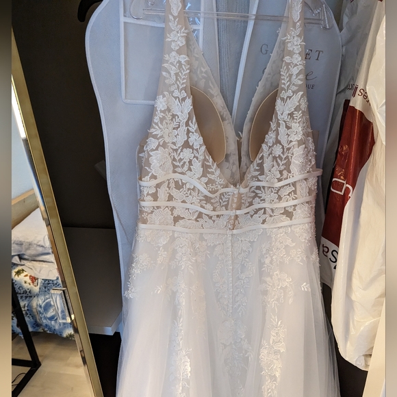 Brand New A-Line wedding dress - Picture 4 of 6